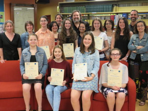 Le président d'honneur, Bryan Perro, entouré des 8 gagnantes, de leurs enseignantes et des responsables du concours