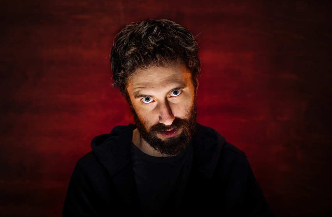 Drôlement attachant